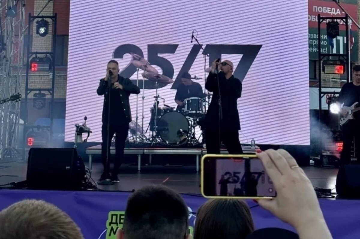    Концерт прошел на Центральной площади окружной столицы.