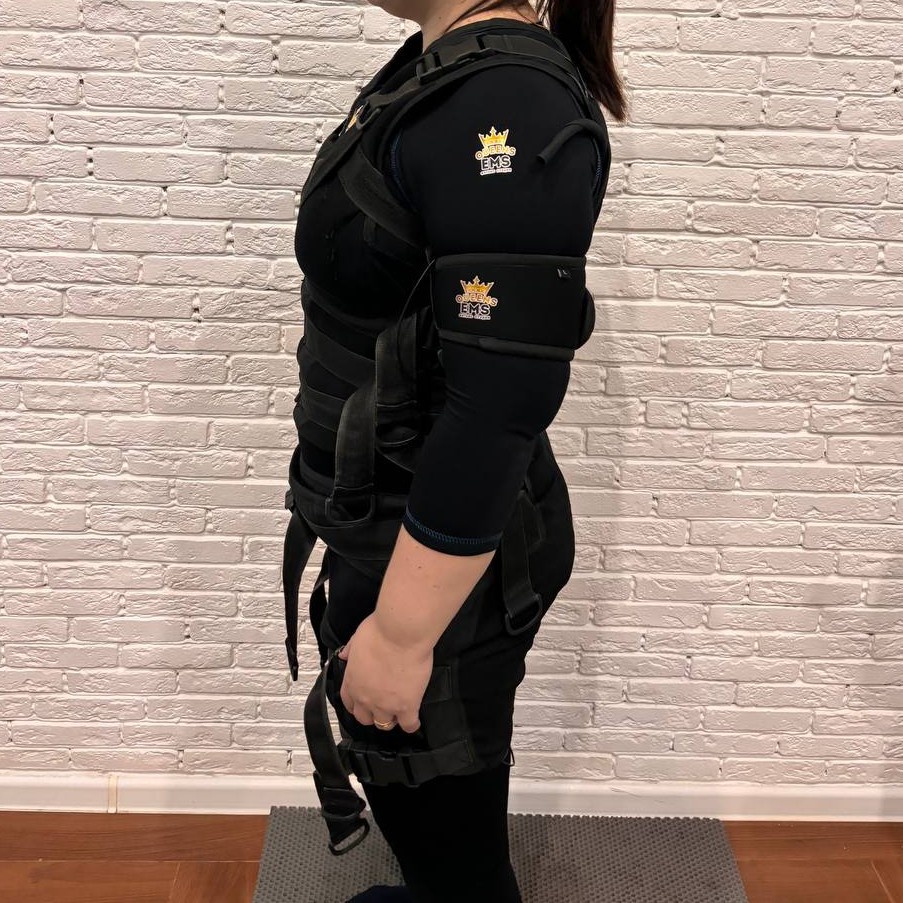 Клиентка QueensEMS в EMS-жилете