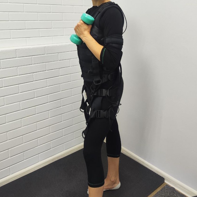 Клиентка QueensEMS в EMS-жилете