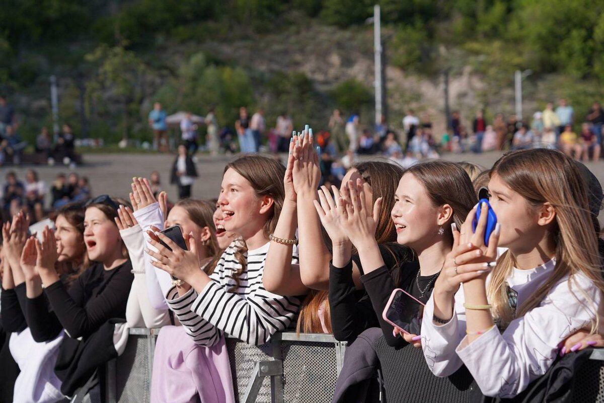    В России отмечается День молодежи