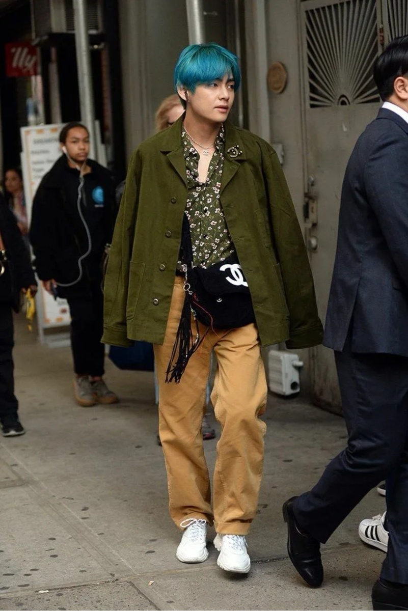 Интересно обыгранная блузка из тончайшего шелка (я надеюсь). 