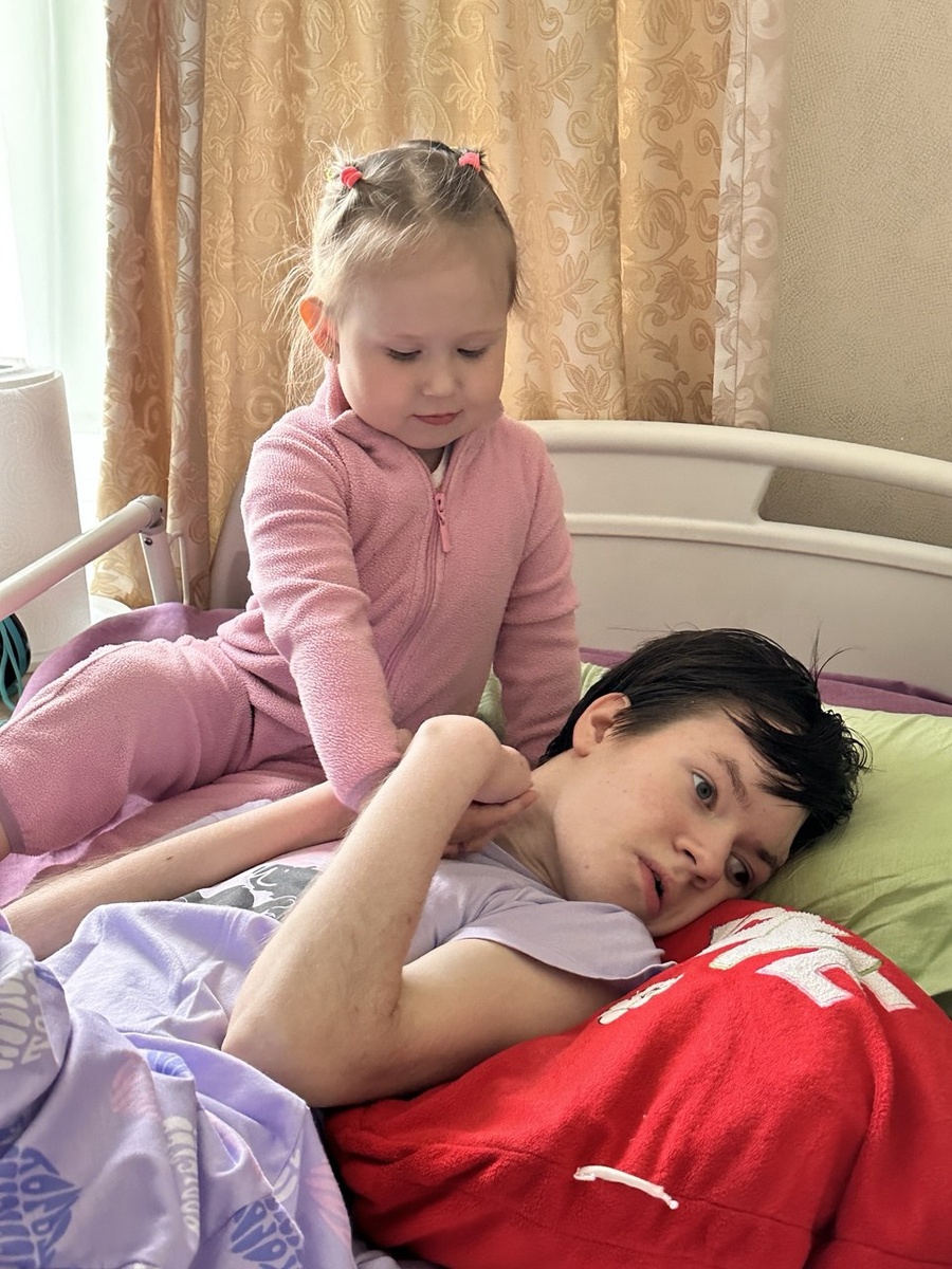 Марина с племянницей дома