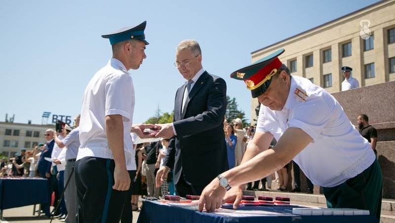    Губернатор вручал аттестаты кадетам Фото: Валерия Алтухова / / ИА «Победа26»