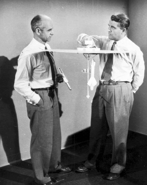 Эрнст Штулингер (слева) и Вернер фон Браун во время съемок документального фильма Уолта Диснея "Марс и за его пределами". Показана модель марсианского космического корабля, основанная на проекте Штулингера, которая включает в себя дискообразный радиатор, пилотируемый марсианский посадочный модуль и ядерный реактор расположенный на его нижнем конце. (Фото НАСА).