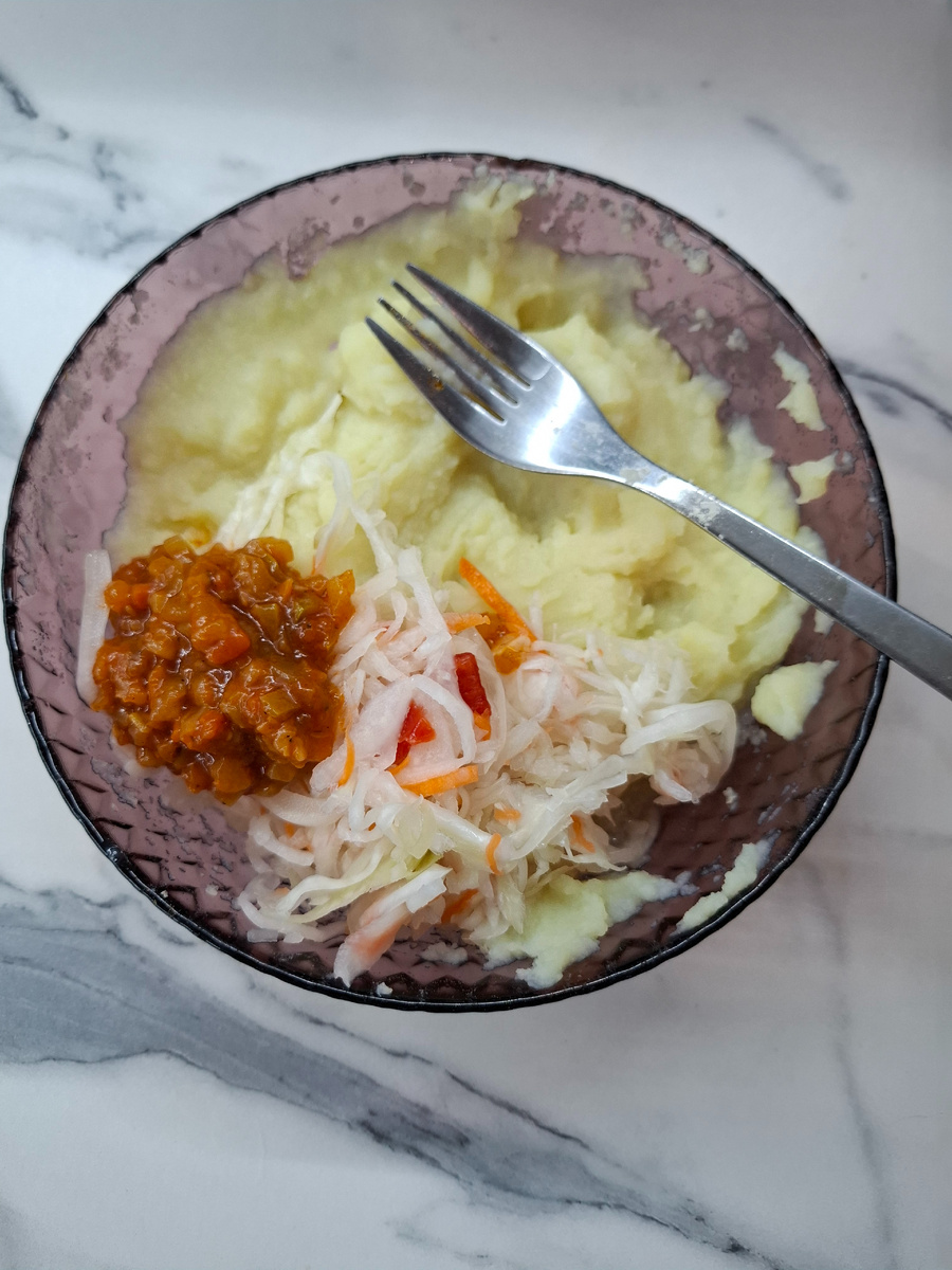 Картофельное пюре с добавкой соленой капусты и тушеными овощами