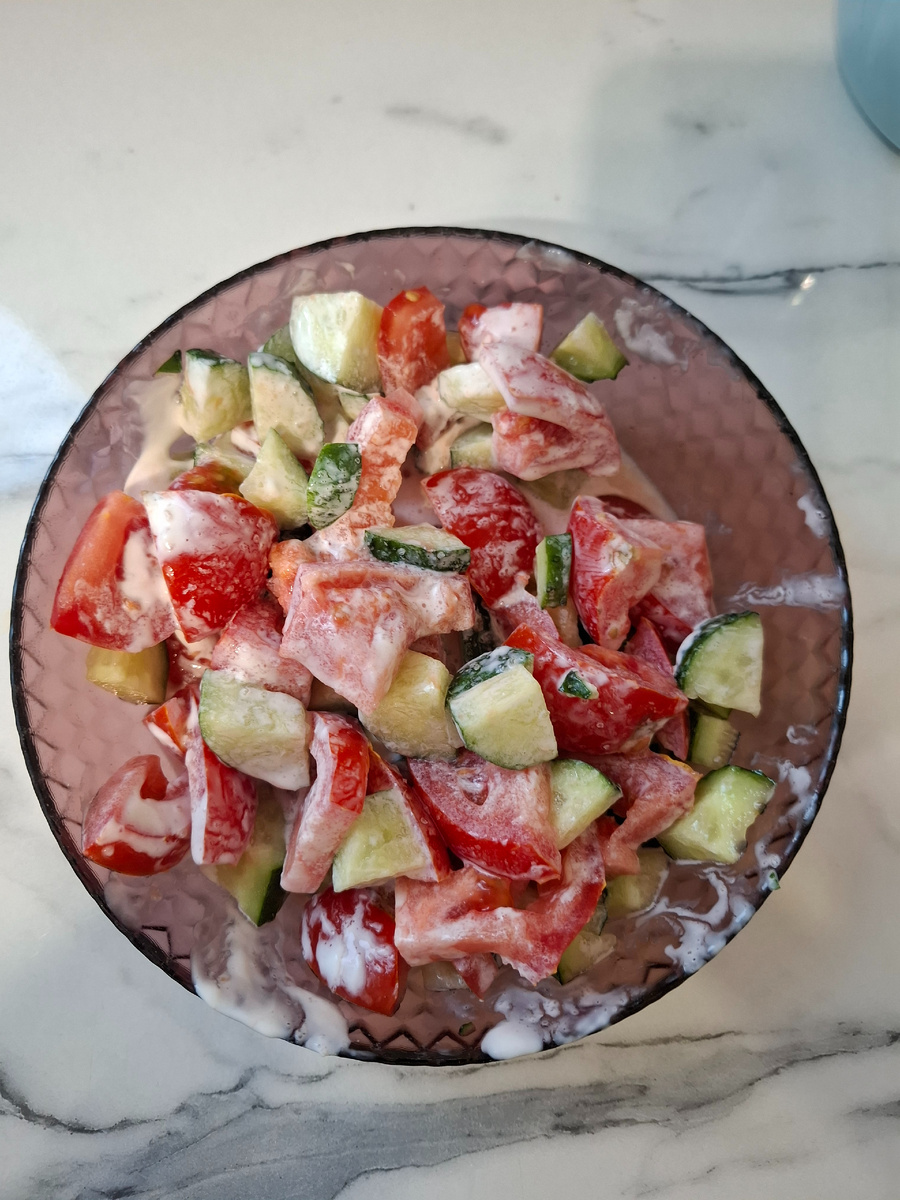 Салат из помидор и огурцов, заправленный сметаной.