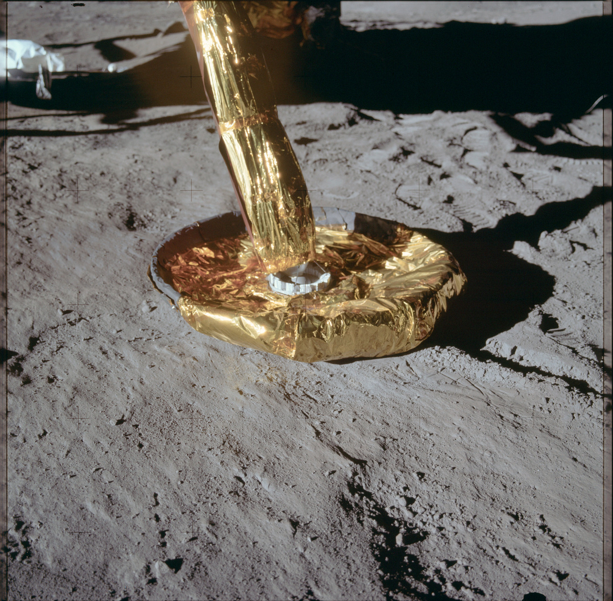 Сами "лунные" модули после посадки сияли, как новенькие ёлочные игрушки.