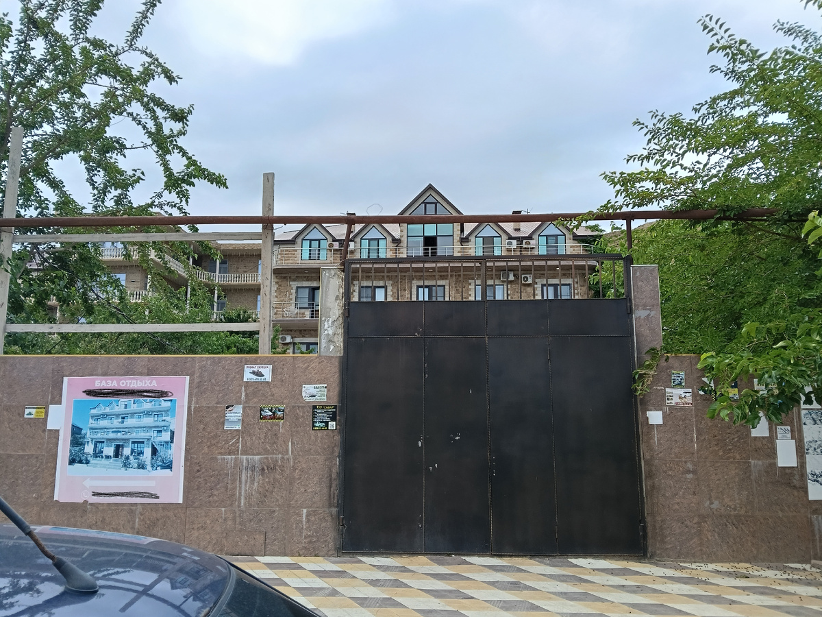 Те самые ворота при свете дня