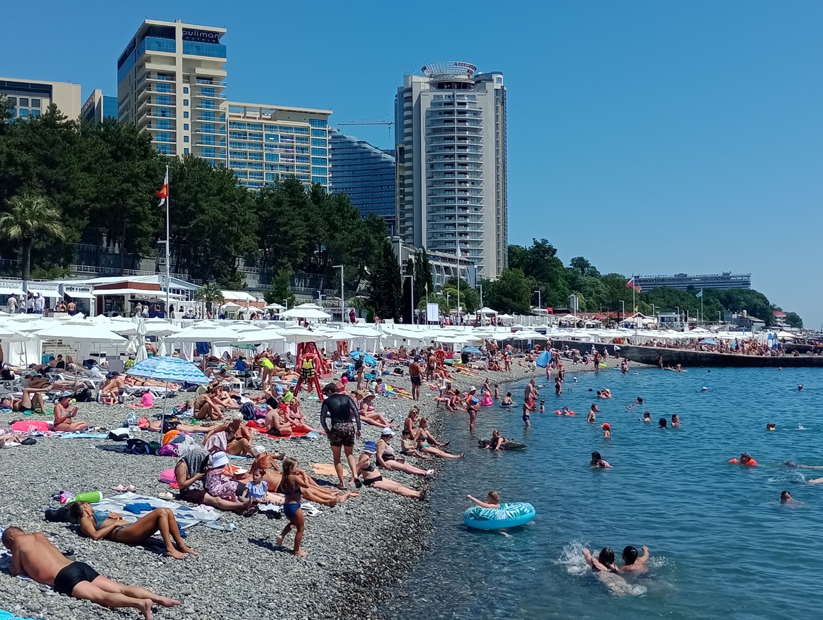Пляж "Маяк", Сочи, июнь-2025. Фото автора