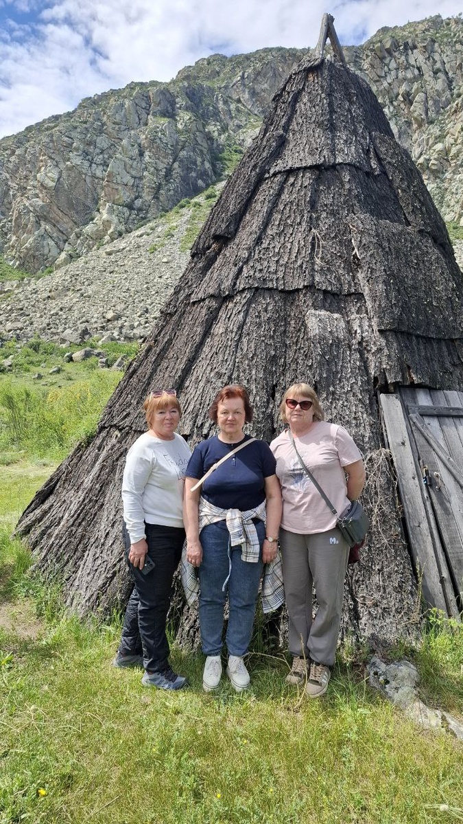 Чадыр — традиционное жилище, туристки АлтайТурМаркет