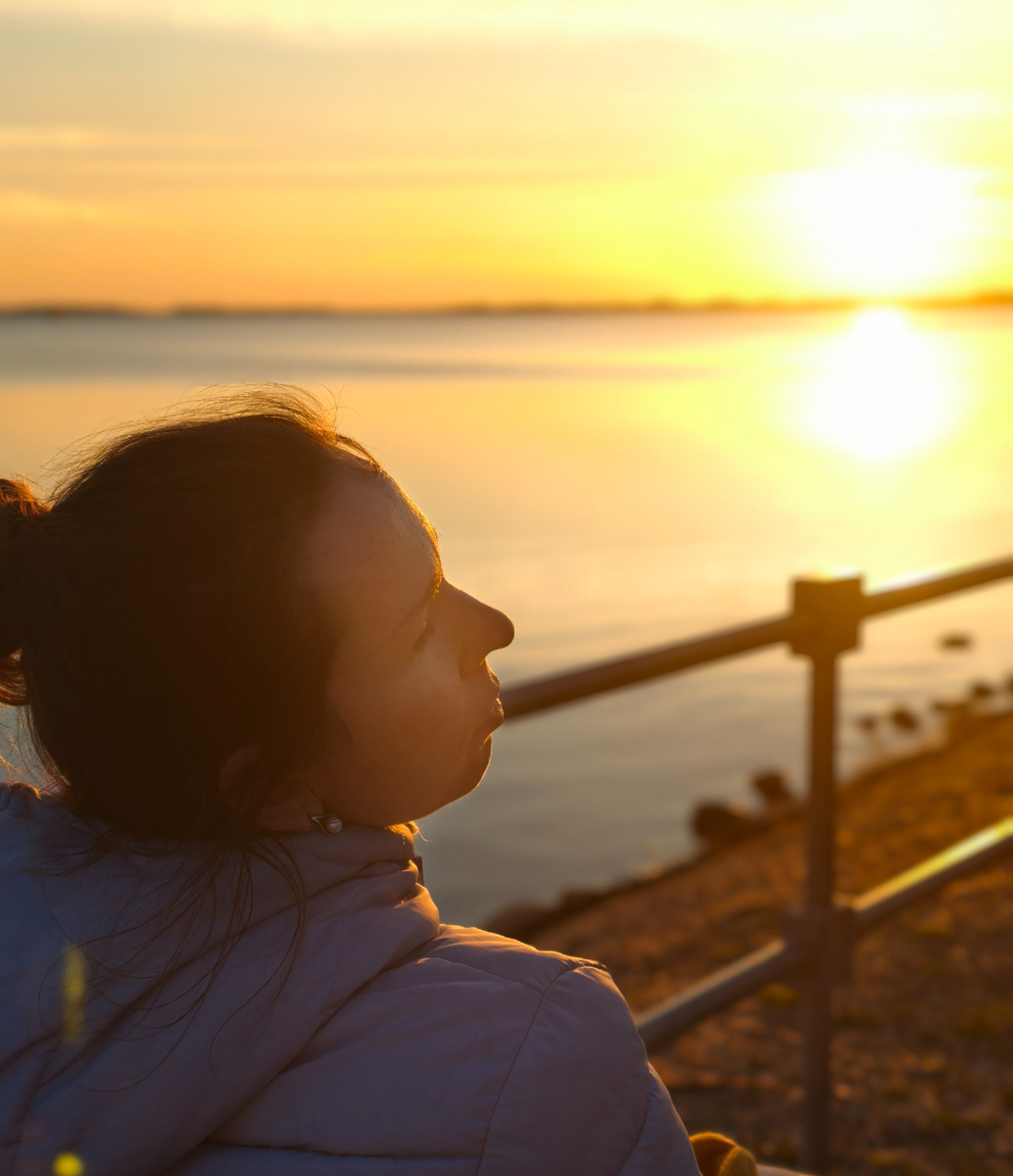 На закате у озера