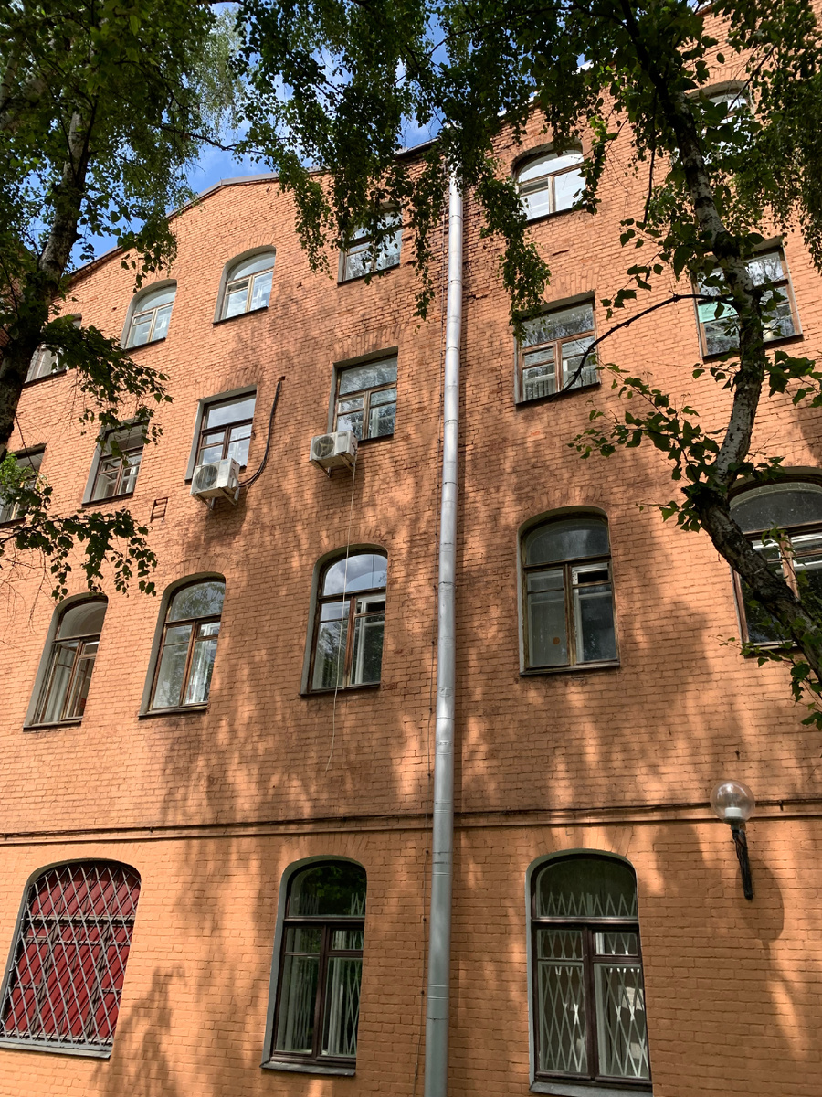 Купеческая благотворительность: Купец Николай Григорьев (владелец усадьбы в 1-м Кадашевском пер.) до революции помогал семьям работников своей колбасной фабрики. После национализации бизнеса в 1918 году его вдова сама оказалась в бедности, что символизирует крах частной поддержки при советской власти