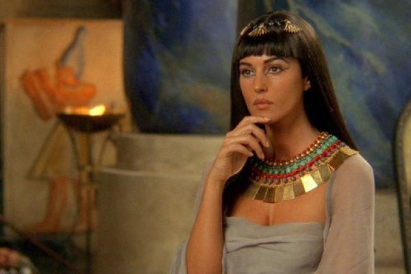 Клеопатра из комедийного фильма "Астерикс и Обеликс: Миссия "Клеопатра" (2002 г.)