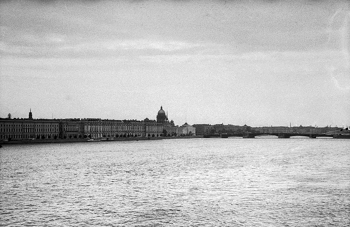 Вид на Дворцовую набережную и Исаакиевский собор с противоположного берега Невы. Ленинград, 1963 год