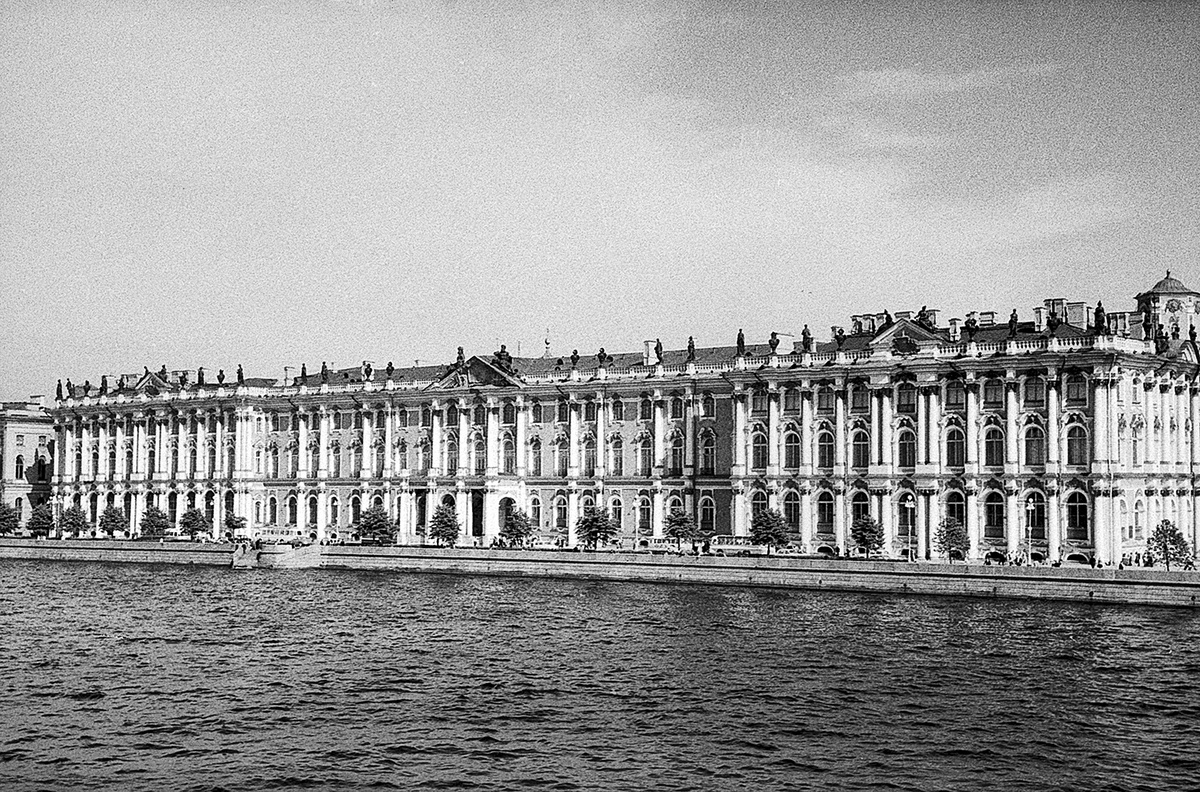 Зимний дворец, запечатлённый с Дворцового моста, Ленинград, 1963 год