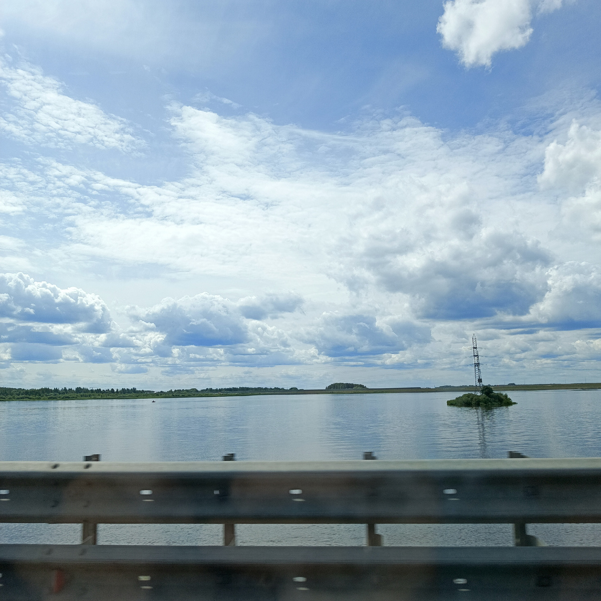 Река Шоша и вдали дорога М11