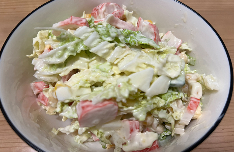 Салат из пекинки, крабовых палочек и кукурузы