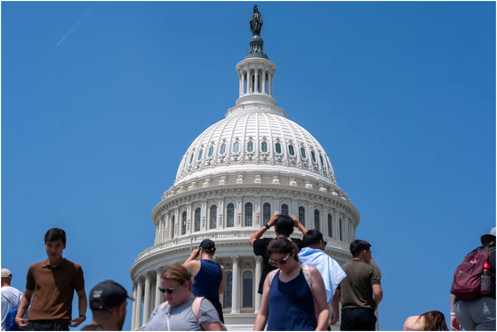 Посетители Капитолия США прогуливаются по Капитолийскому холму в Вашингтоне, округ Колумбия, США, 25 июня 2025 года. REUTERS/Натан Ховард/Архивное фото