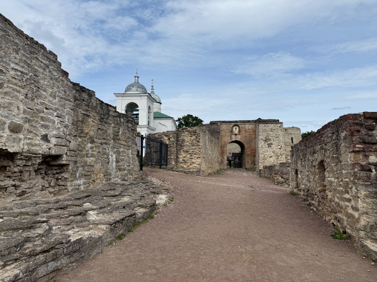Вход в Изборскую крепость. Фото моё.
