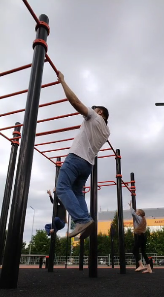 Наверное, плохо видно, но это типа "лучник")))) Левая рука почти полностью прямая  и почти на уровне турника. Нужно избавиься от привычки сгибать ноги. 