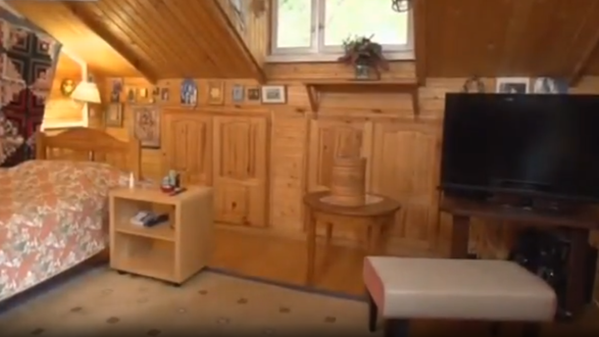 Комната Валентины Талызиной  на втором этаже дачного дома.  Кадр из фильма  "В гостях у Валентины Талызиной https://www.1tv.ru/shows/idealnyy-remont/vypuski/v-gostyah-u-valentiny-talyzinoy-spalnya-k-yubileyu-idealnyy-remont-vypusk-ot-24-01-2015?ysclid=mcghjix3rl306671917  
