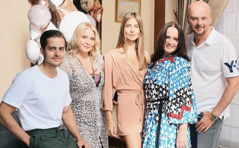 Семья Софии Ротару, слева направо: внук Анатолий (род. 1994), невестка Светлана (род. 1974), внучка София (род. 2011), сын Руслан (род. 1970). 