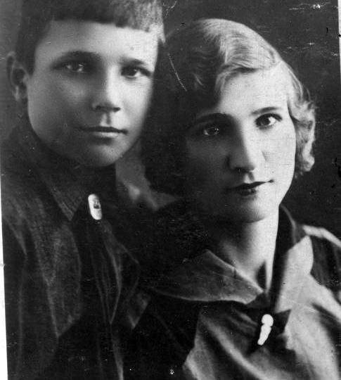 Вечно будет жить подвиг Юры, в нашем сердце герой не умрет!