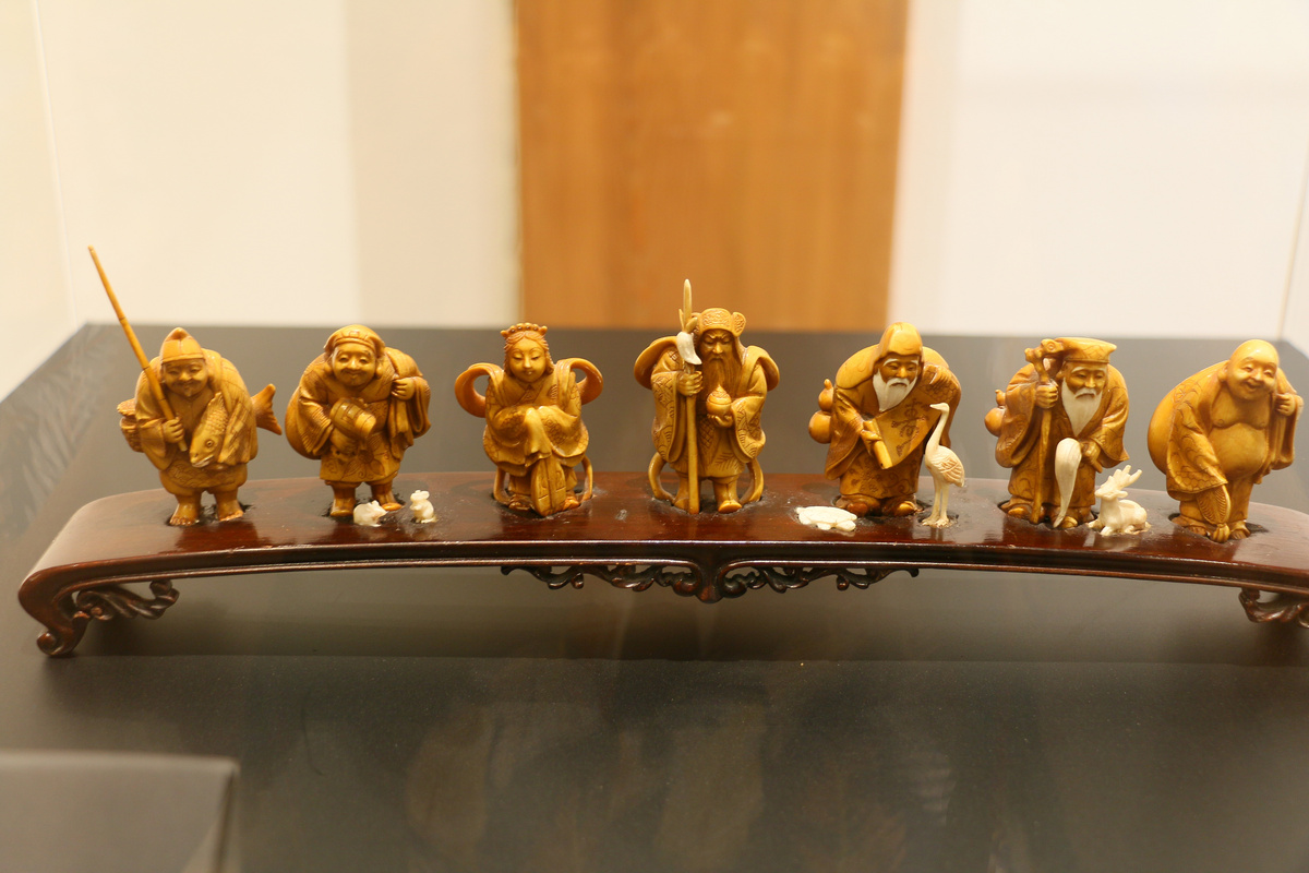 Окимоно "Семь богов", слоновая кость, Краснодар, японский сад (листайте, на втором фото описание). Фото автора- июнь 2025 