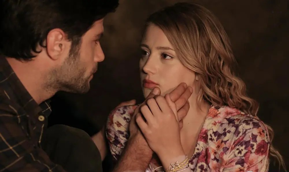 кадр из сериала "Сельская красавица"