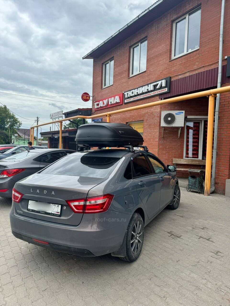 Установка багажника и автобокса 410л на Lada Vesta в Туле