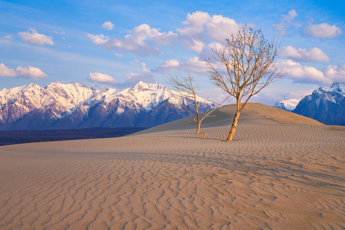Климат: резко континентальный с чертами горного. Зимой до -58°C. Летом до +38°C.