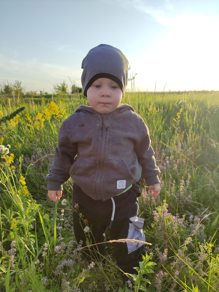 Даже Мишка задумался: "Июнь вроде на дворе, а я в шапке)"