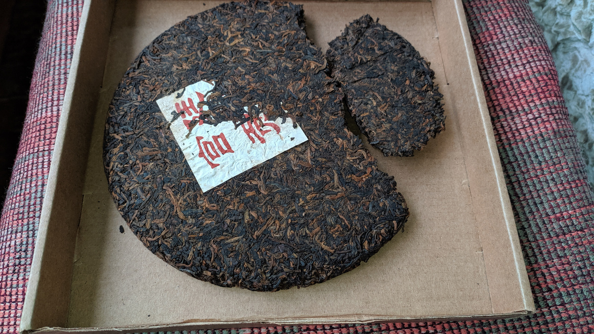 Фото автора. Прессованный шу пуэр 357 грамм. Яркие вкрапления видите? Это чайные почки.