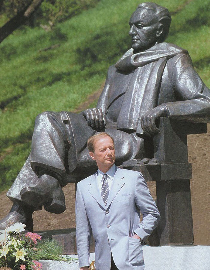 Отец-памятник и сын-сатирик