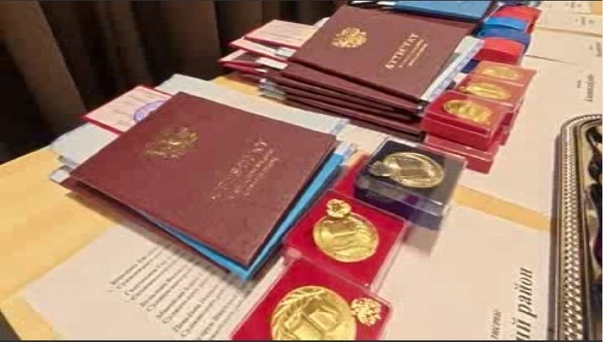    600 школьников курского приграничья получили свои аттестаты