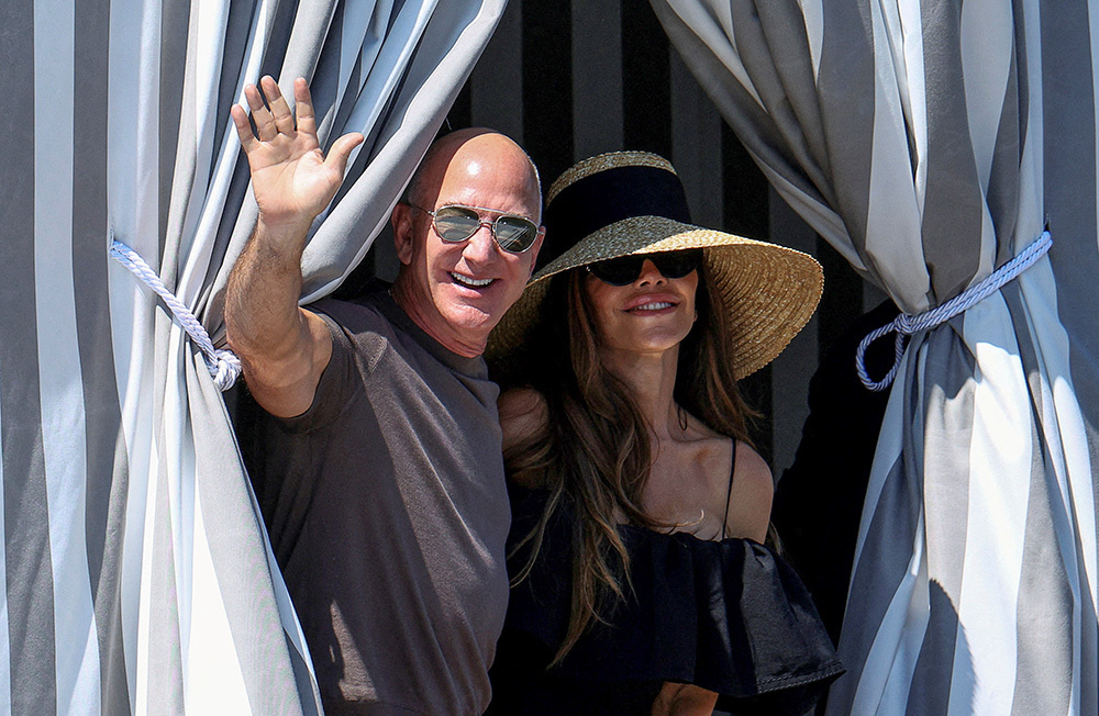 Кадры из Венеции в дни свадьбы — в фотоистории BFM.ru.    
 Фото: REUTERS/Guglielmo Mangiapane📷    Свадьба Джеффа Безоса и Лорен Санчес (на фото) стоила миллиардеру более чем 50 миллионов долларов. Власти закрыли острова и некоторые районы города, чтобы не беспокоить 250 VIP-гостей. На несколько дней целиком были арендованы лучшие отели, включая исторический остров Сан-Джорджо-Маджоре. Праздник вызвал как восхищение (мероприятие принесет бюджету страны почти один миллиард евро, объявило Минтуризма Италии), так и недовольство местных жителей и туристов, поскольку город превратился в «частную площадку».