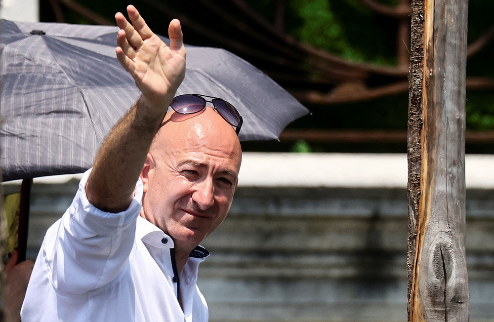     «Официальный» двойник Безоса Кагдас Халиджилар.     
 Фото: REUTERS/Yara Nardi