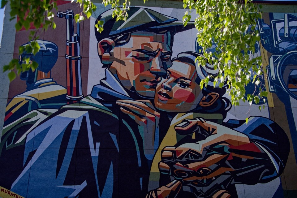    В Петербурге могут разрешить уличным художникам рисовать муралы на фасадах зданий. Иван МАКЕЕВ