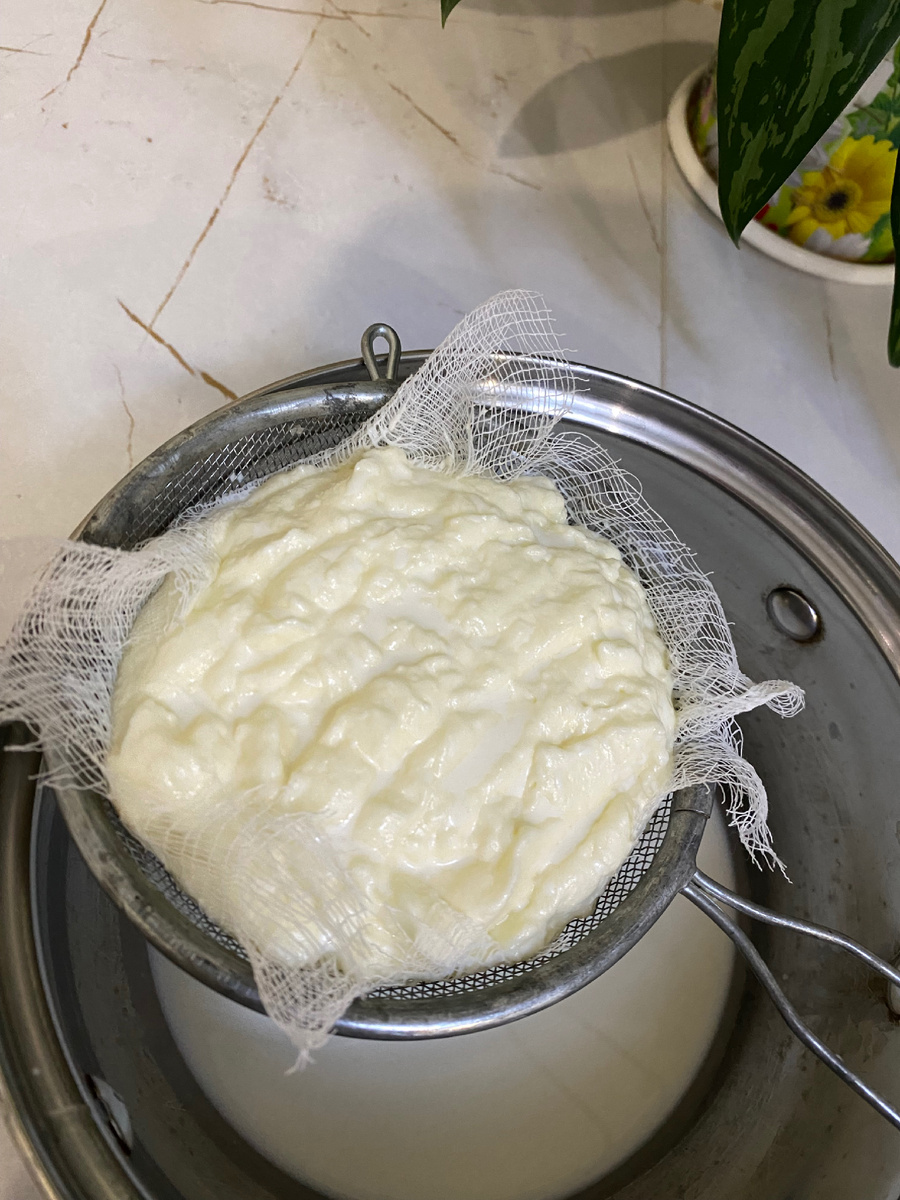 Здесь сливки перевзбиты. В итоге, сделала масло