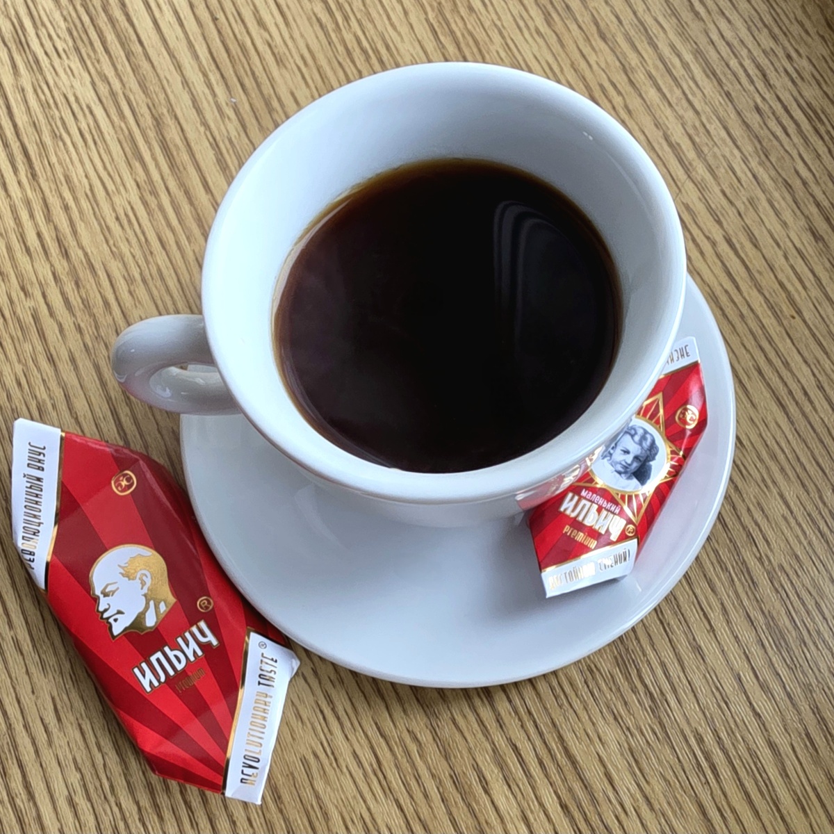 Для фотосессии я выбрала конфеты Ильич)