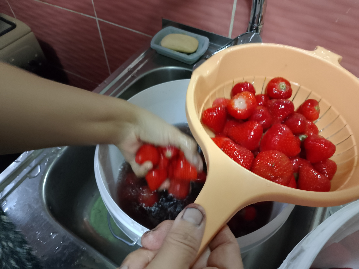 Клубнику чистим