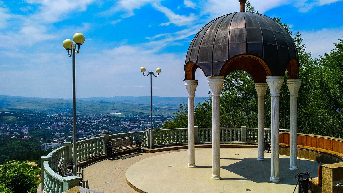 Беседка неподалеку от Олимпийской базы