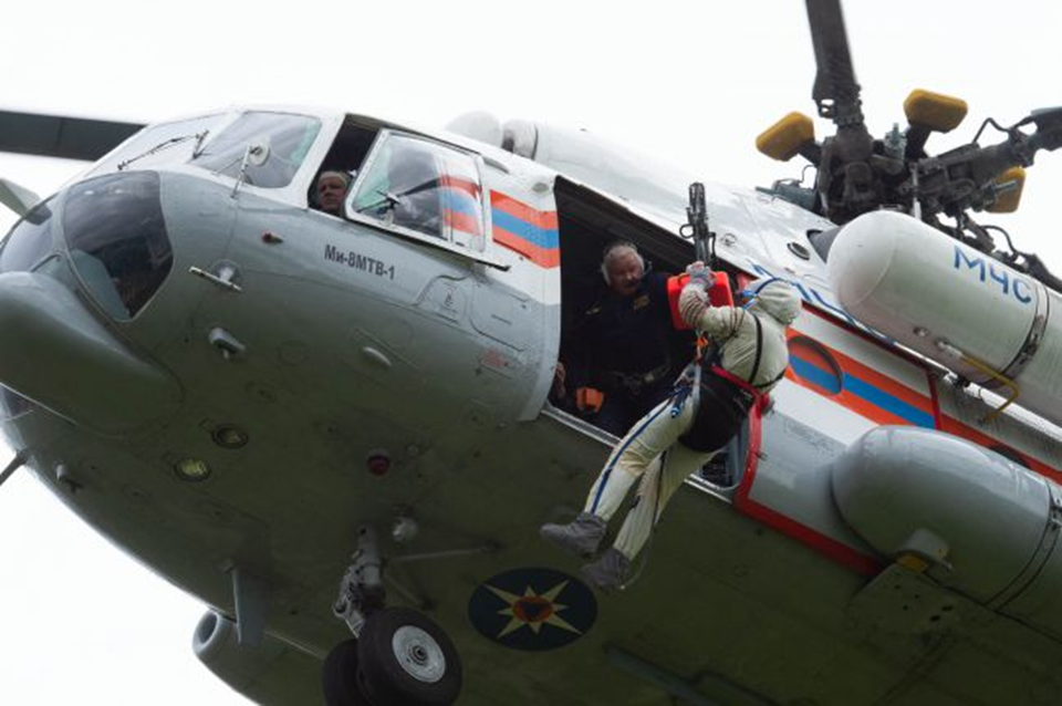 Эвакуация космонавта с помощью вертолета. Фото: ЦПК