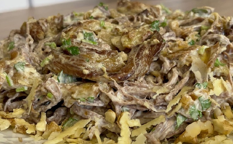 Салат из баклажанов с орехами, который заменит горячее