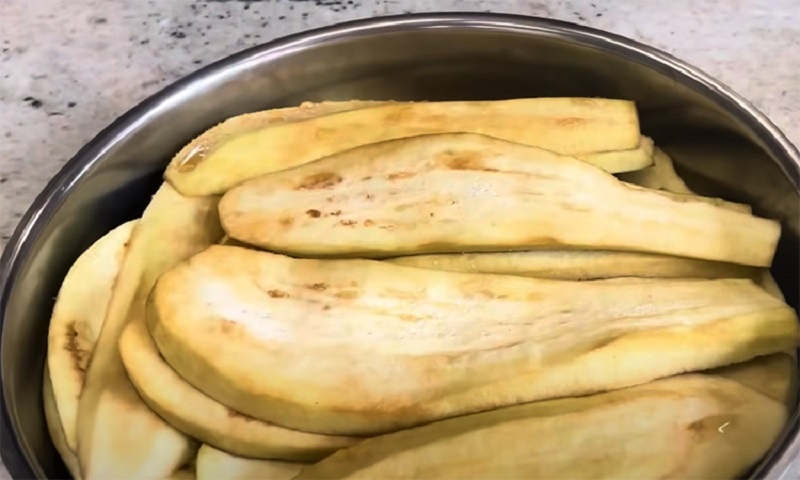 Салат из баклажанов с орехами, который заменит горячее