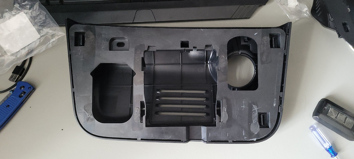 Вот так выглядит оригинальный кронштейн с накладкой, которые мне прислал Сергей.