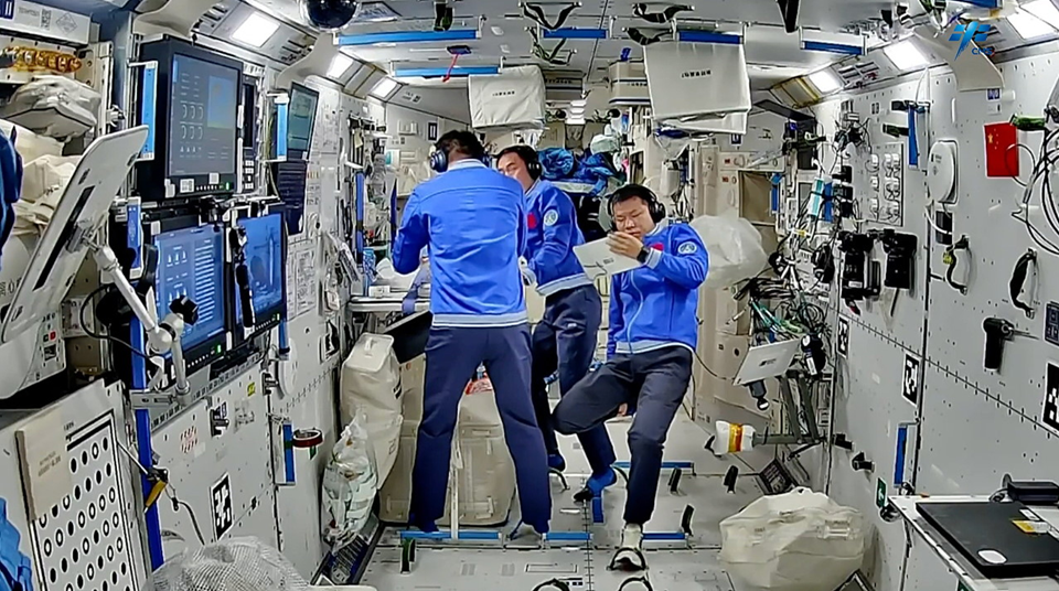 Экипаж на борту станции. Фото: CNSA