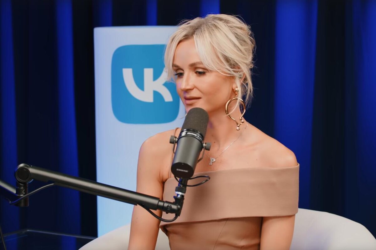    Полина Гагарина в шоу. кадр шоу.