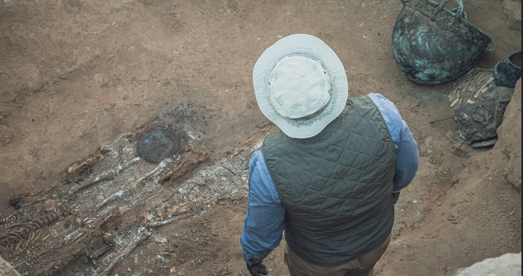 Где в России нашли курган, который никто не разграбил за 2000 лет — и почему туда приехал губернатор