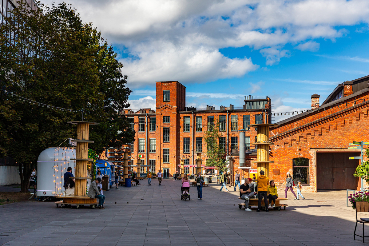 Вечера остаются свободными: можно выбрать камерное кафе с видом на канал, попробовать блюда местной кухни в локальном бистро или отправиться в атмосферный ресторан с авторской подачей. Фото: Лицензионный фотобанк СПб ГБУ «ГТИБ»